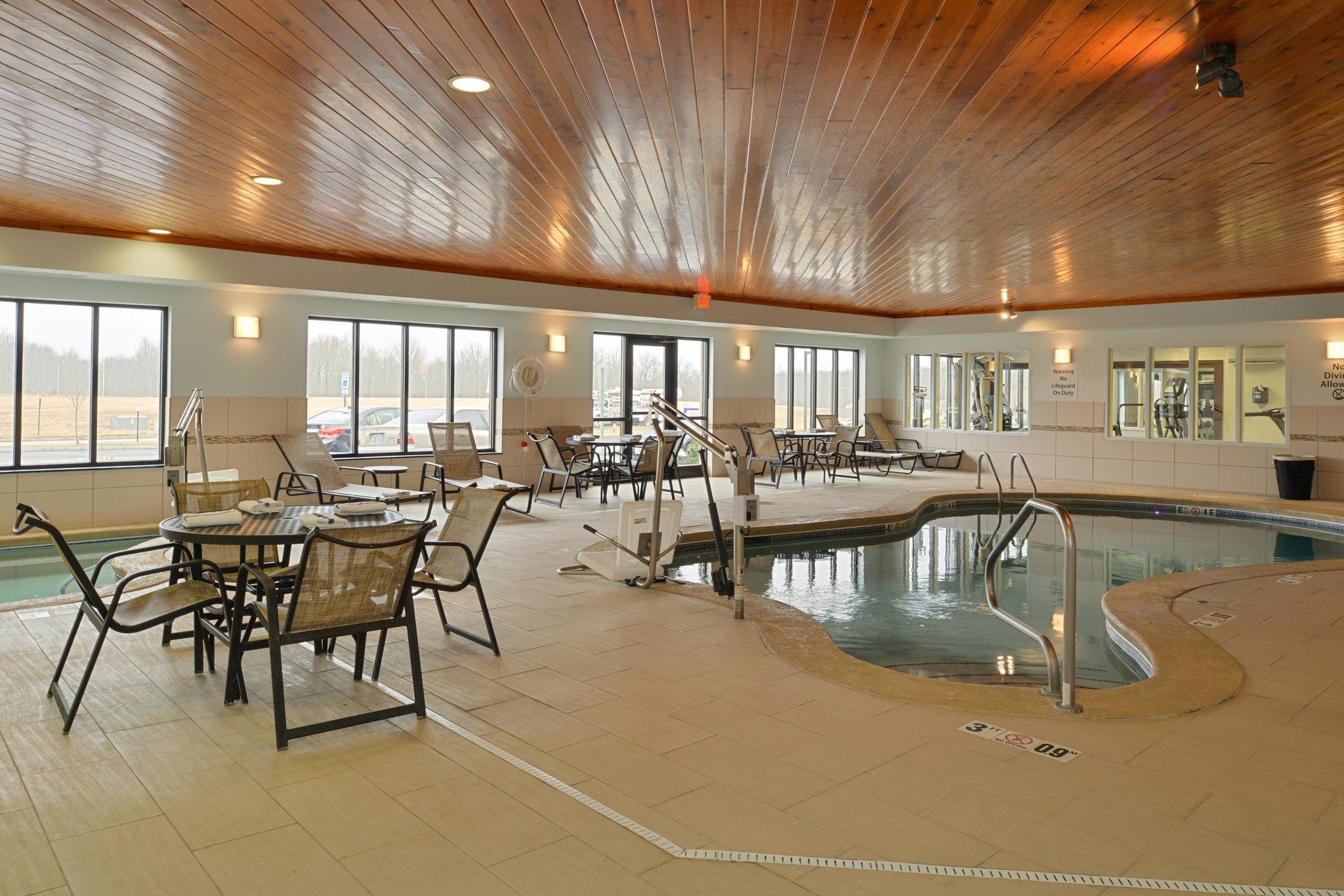 Holiday Inn Express & Suites Greenfield By Ihg Екстериор снимка