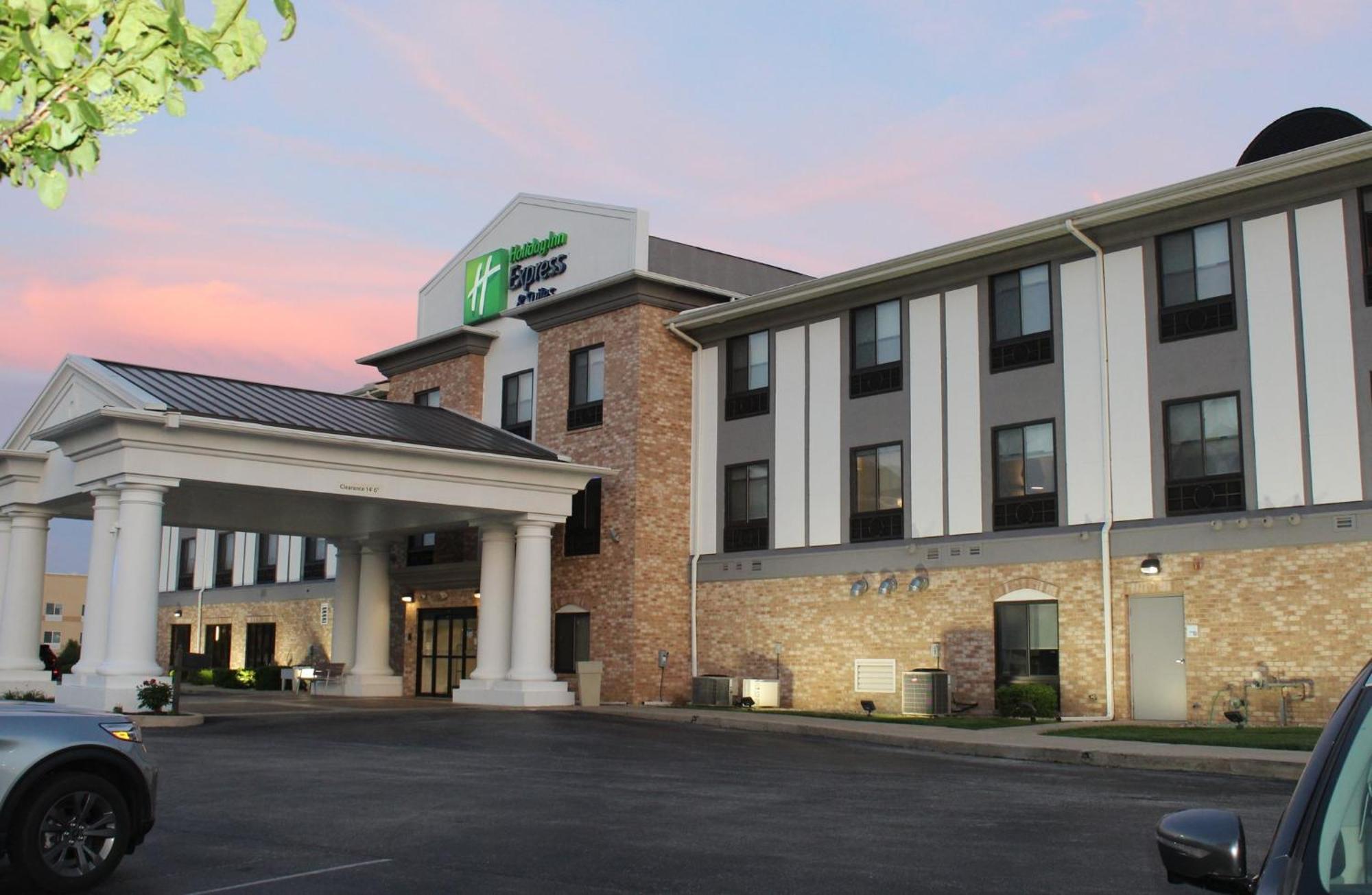 Holiday Inn Express & Suites Greenfield By Ihg Екстериор снимка
