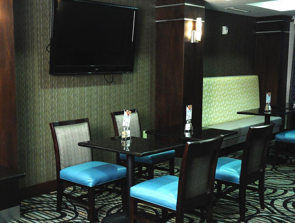 Holiday Inn Express & Suites Greenfield By Ihg Екстериор снимка